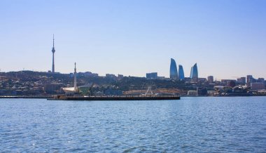 Primorsky Boulevard ve alev kuleleri Bakıda Panoraması