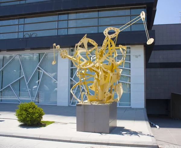 Baku - 10. juni 2017. skulptur in der nähe des museums für moderne kunst in baku — Stockfoto
