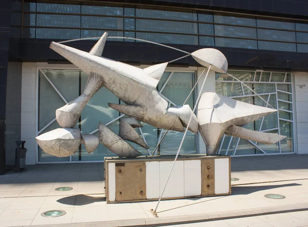 Baku - 10 juni 2017. Skulptur nära Museum of Modern Art i Baku — Stockfoto