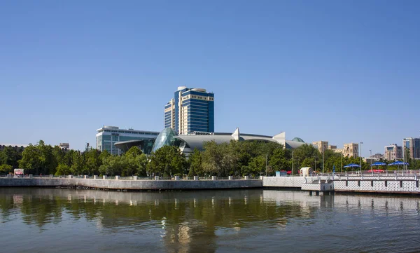 Baku - 10 de junho de 2017. Edifícios de Baku moderno — Fotografia de Stock