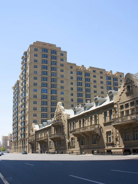 Bakú - 10 de junio de 2017. Edificios de la moderna Bakú — Foto de Stock