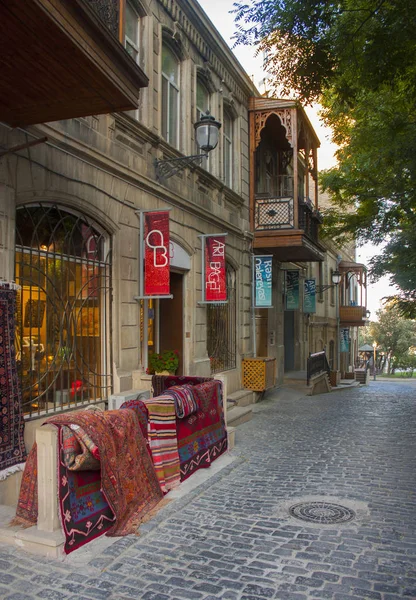 Баку - 7 червня 2017 року. Килими в Старому місті в Баку — стокове фото