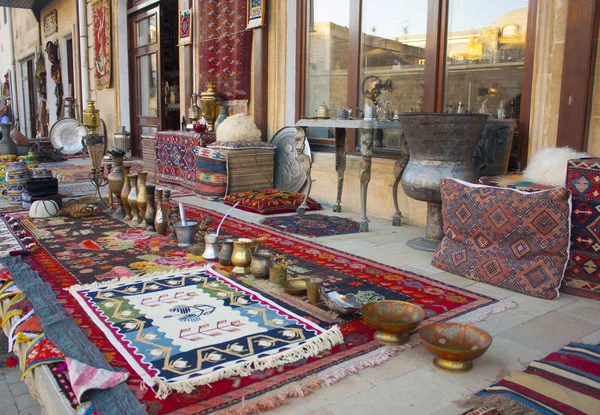 Bakü - 7 Haziran 2017. Bakü'deki antika dükkanı