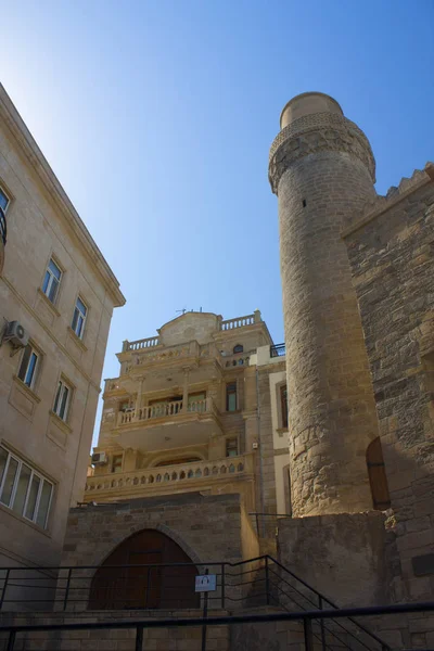 Icheri Sheher (Старе місто) в Баку, Азербайджан, мечеть Sinyugal — стокове фото