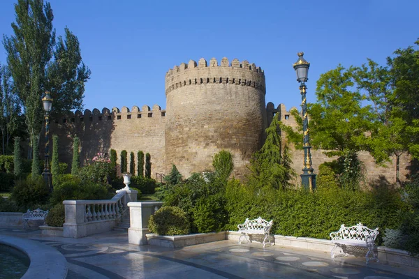 Bakü parkta Old City (Icheri Şirvanşahlar Sarayı) duvardan görünümünü