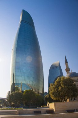 Alev kuleleri ve cami günbatımı üzerinde Bakıda görüntüleme