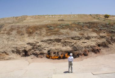 Yanardag - 6 Haziran 2017. Dağ (Yanardag) yanma ve yangın tapan yakınındaki Bakü, Azerbaycan