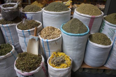 Kuru otlar, baharatlar, çay pazarında
