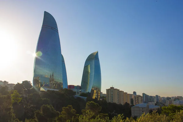 Zobrazit na Flame Towers v everning v destinaci Baku — Stock fotografie