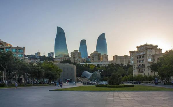 Zobrazit na Flame Towers v everning v destinaci Baku — Stock fotografie