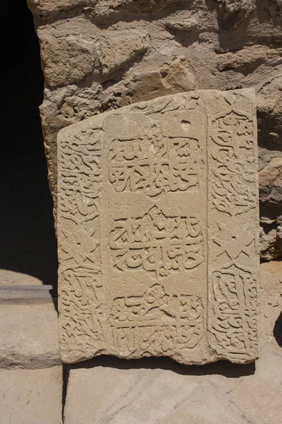 Piedra con texto antiguo en Ateshgah (templo de fuego) en Azerbaiyán —  Fotos de Stock