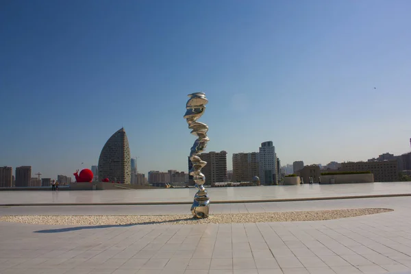 Baku - 7 giugno 2017. Veduta di Baku con scultura — Foto Stock