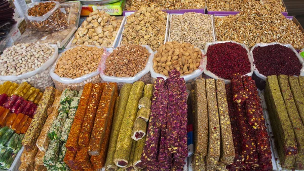 Orientální sladkosti a ořechy na trhu — Stock fotografie