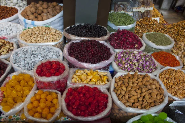 Orientální sladkosti a ořechy na trhu — Stock fotografie
