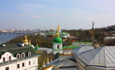 Dnieper ve vatan Kiev Kiev-Pechersk Lavra üzerinden görünümü
