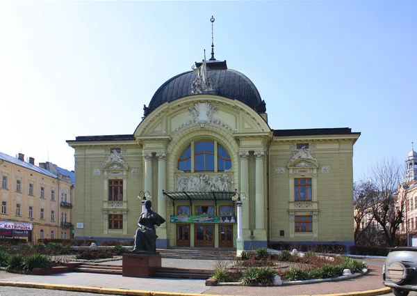 Zene és Dráma Színház itt: Chernivtsi, Ukrajna — Stock Fotó