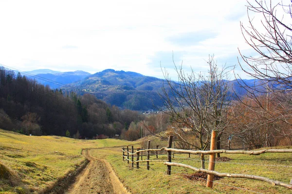 Peisaj montan rural în Carpați — Fotografie de stoc gratuită