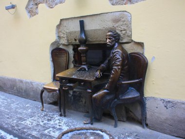 Bir gaz lambası (Ignaty Lukasevich ve Jan Zag), mucitler için bir anıt Lviv