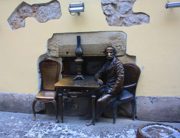 Een monument voor uitvinders van een kerosine lamp (Ignaty Lukasevich en Jan Zag), Lviv — Stockfoto