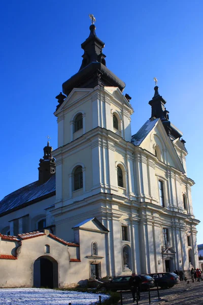 리에 브, 우크라이나에서 (세인트 마이클 아 케 인 젤 교회) 맨발의 Carmelites의 가톨릭 교회 — 스톡 사진