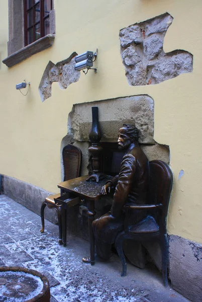 Pomnik wynalazcy lampy naftowej, (Ignaty Lukasevich i Jan Zag), Lwów — Zdjęcie stockowe