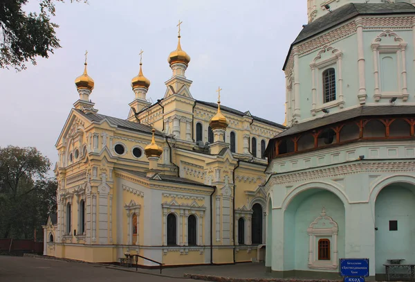 Mosteiro de Pokrovsky em Kharkov, Ucrânia — Fotografia de Stock