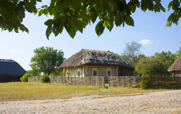 Pirogovo - 27 de junho de 2017. Casa tradicional ucraniana em Pirogovo, Ucrânia — Fotografia de Stock