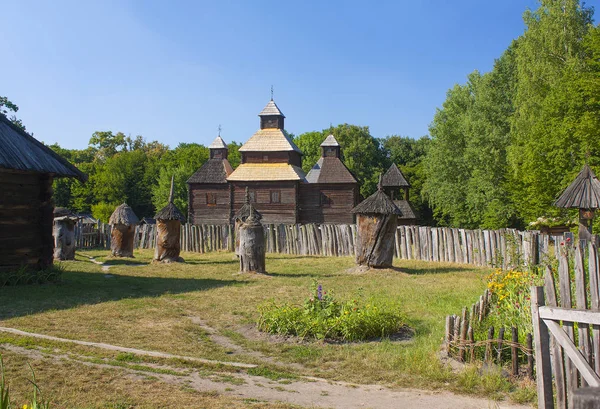 Пирогово - 27 июня 2017 года. Старая деревянная церковь в Пирогово, Украина — стоковое фото
