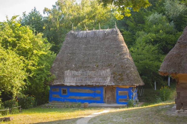 Pirogovo - 27 de junio de 2017. Casa tradicional ucraniana en Pirogovo, Ucrania — Foto de Stock
