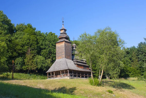 Pirogovo - 27 giugno 2017. Vecchia chiesa in legno a Pirogovo, Ucraina — Foto Stock