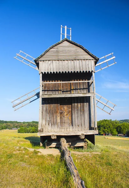 Holzmühle in Pirogovo, Ukraine — Stockfoto
