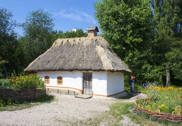 Tradycyjny ukraiński dom w Pirogovo, Ukraina — Zdjęcie stockowe