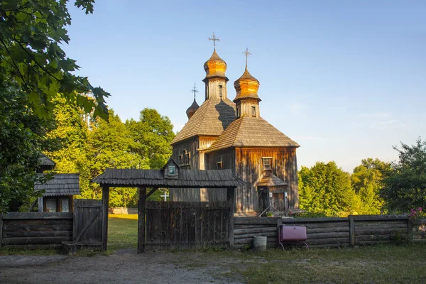 Igreja de madeira velha em Pirogovo, Ucrânia — Fotografia de Stock