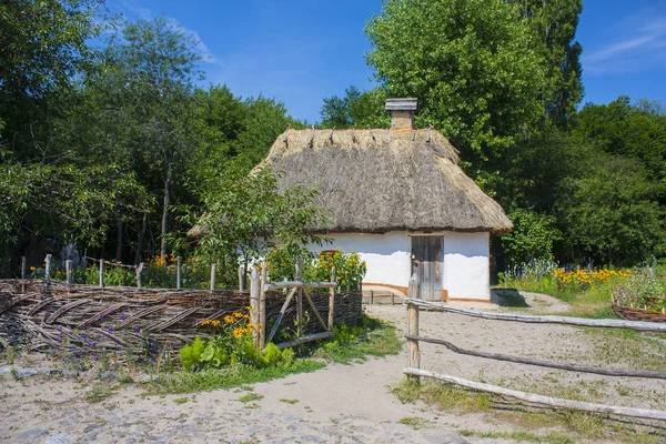 Pirogovo - 27 de junio de 2017. Casa tradicional ucraniana en Pirogovo, Ucrania — Foto de Stock