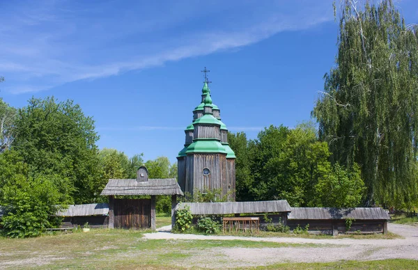 Pirogovo - 27 giugno 2017. Vecchia chiesa in legno a Pirogovo, Ucraina — Foto Stock