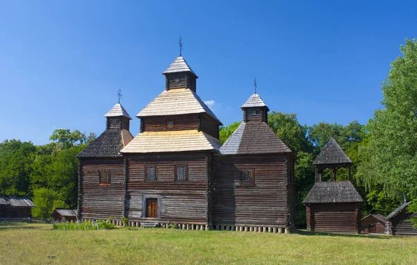Старая деревянная церковь в Пирогово (церковь Воскресения из Полтавы), Украина — стоковое фото