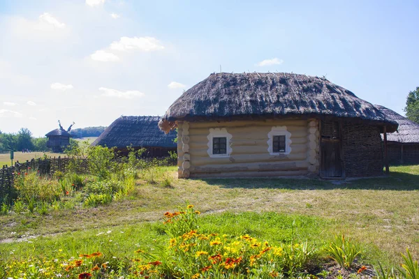 Традиційні українські будинку в Пирогово, Україна — стокове фото