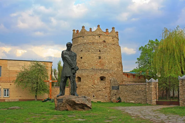 Château Letichevsky et le monument à Ustim Karmalyuk à Letichev, Ukraine — Photo