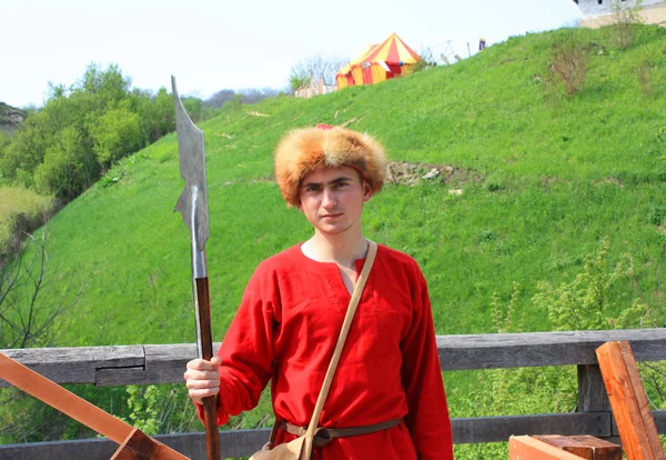 Хотин - 2 мая 2010 года. Человек в исторических костюмах на фестивале Средневековый Хотин (Битва народов) ) — стоковое фото