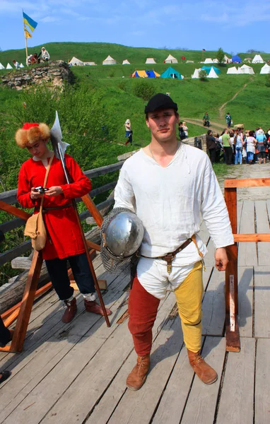 Хотин - 2 мая 2010 года. Мужчины в исторических костюмах на фестивале Средневековый Хотин (Битва народов) ) — стоковое фото