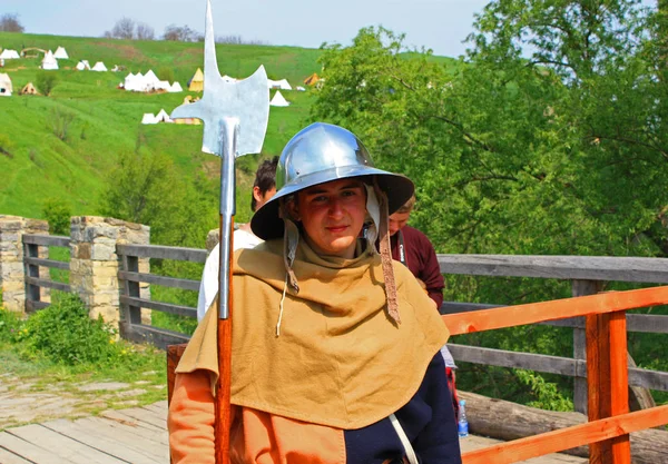 Хотин - 2 мая 2010 года. Человек в исторических костюмах на фестивале Средневековый Хотин (Битва народов) ) — стоковое фото