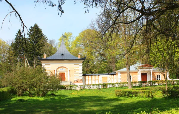 Casa cinese del palazzo e parco ensemble "Samchiki" nel villaggio di Samchiki, Ucraina — Foto Stock
