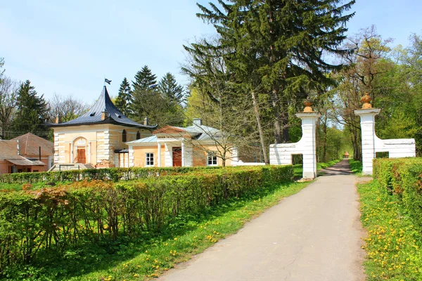 Bejárat a palota és park ensemble "Samchiki", a falu Samchiki, Ukrajna — Stock Fotó