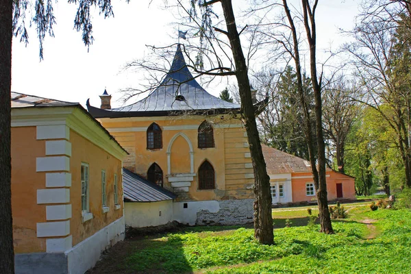 Κινέζικο σπίτι του ensemble παλάτι και πάρκο «Samchiki» στο χωριό της Samchiki, Ουκρανία — Φωτογραφία Αρχείου