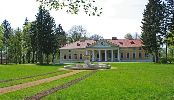 Palácio e parque conjunto "Samchiki" na aldeia de Samchiki, Ucrânia — Fotografia de Stock