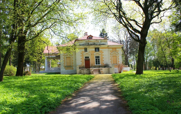 Palacio y parque conjunto "Samchiki" en el pueblo de Samchiki, Ucrania —  Fotos de Stock