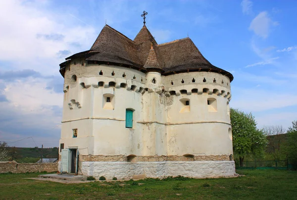 Покровская церковь-замок в селе Сутковцы, Украина — стоковое фото