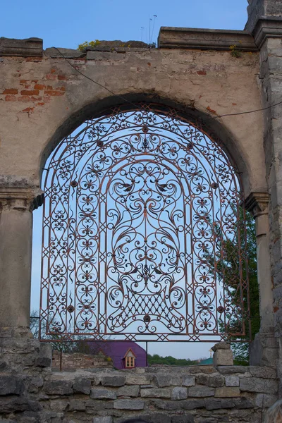 Vecchio cancello in ferro battuto della chiesa armena, Kamenetz-Podolsky, Ucraina — Foto Stock