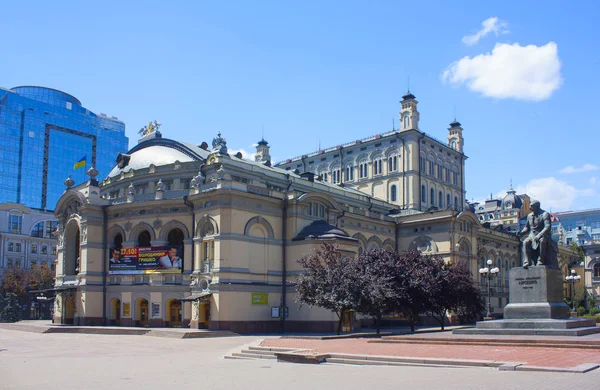 ウクライナ国立歌劇場は、彼にちなんで命名。T.G. シェフチェンコ — ストック写真