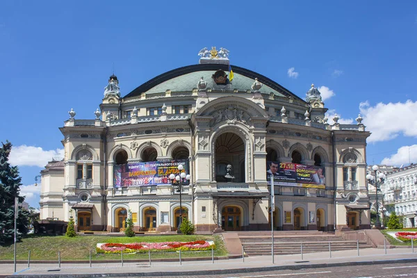 ウクライナ国立歌劇場は、彼にちなんで命名。T.G. シェフチェンコ — ストック写真